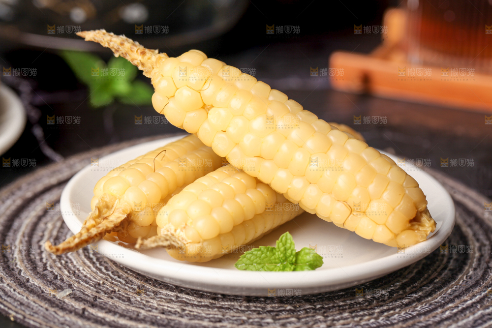 深底上的拇指小玉米