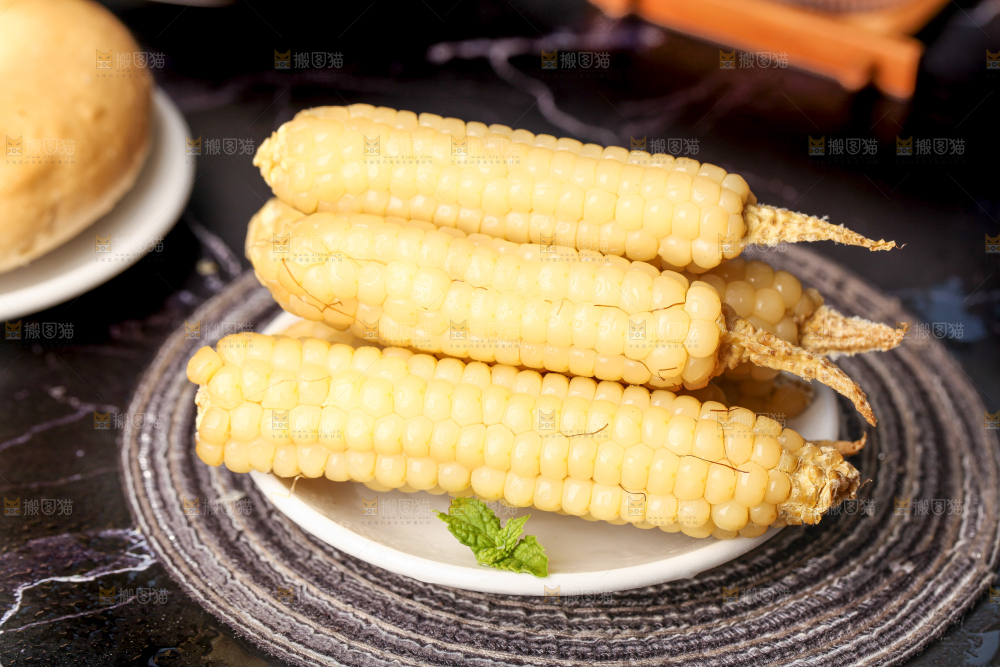 深底上的拇指小玉米