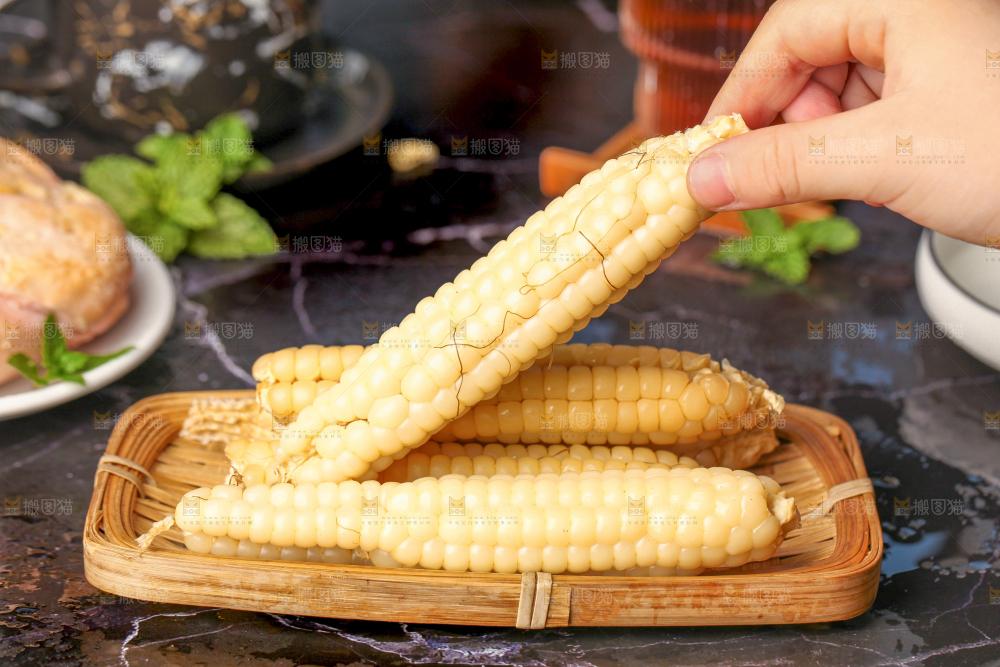 深底上的拇指小玉米