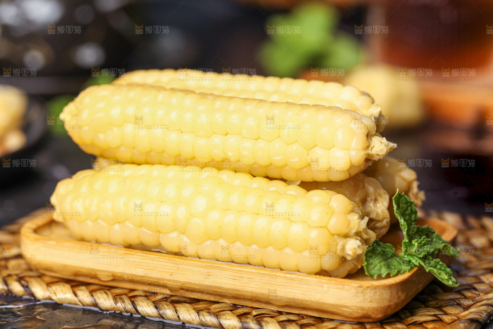 深底上的拇指小玉米