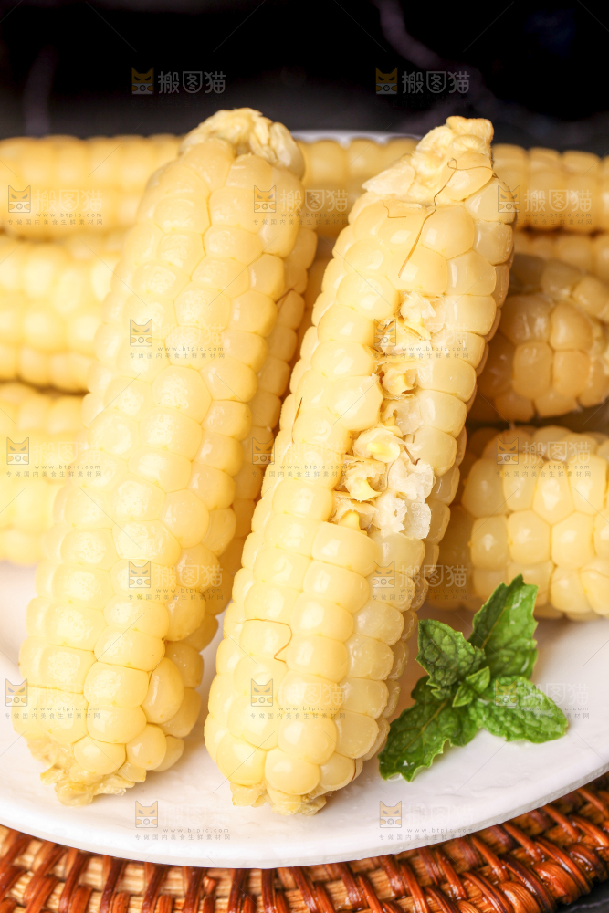 深底上的拇指小玉米