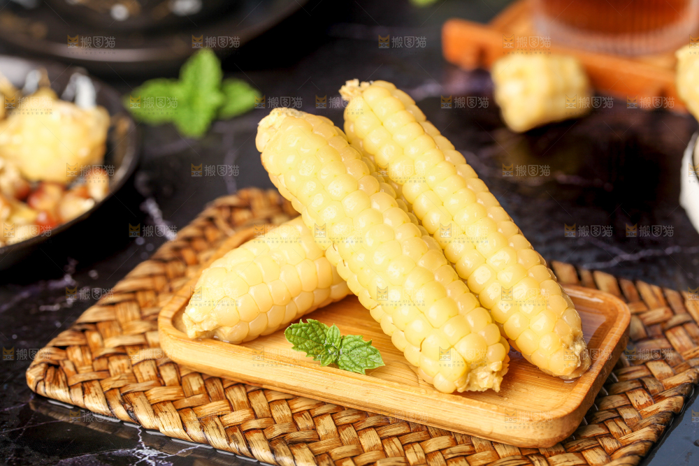 深底上的拇指小玉米