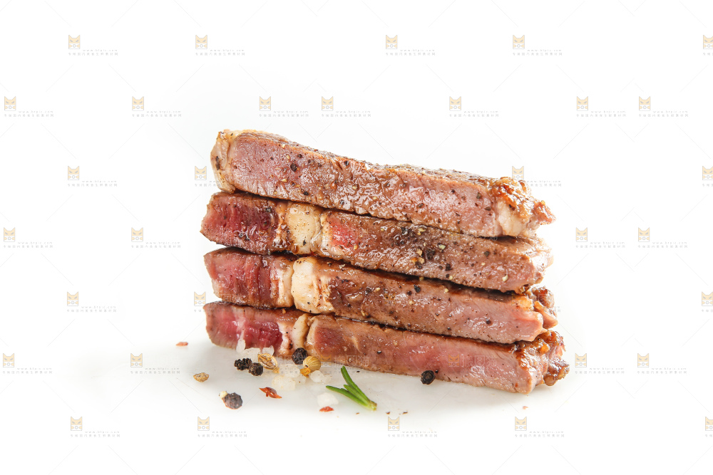 白底上的新鲜牛排