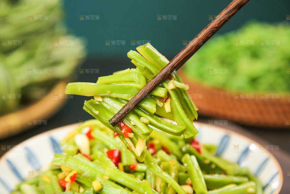 盘子里的凉拌贡菜