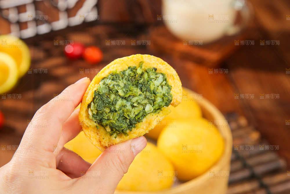 深底上的荠菜团子
