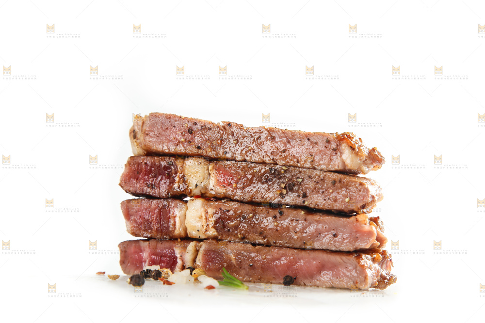 白底上的新鲜牛排