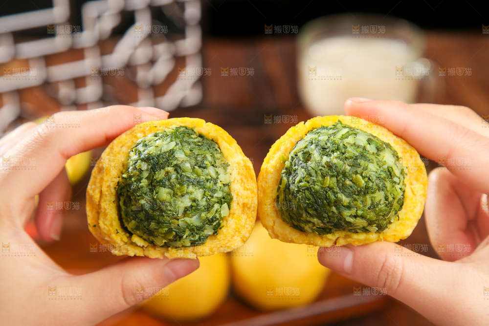 深底上的荠菜团子