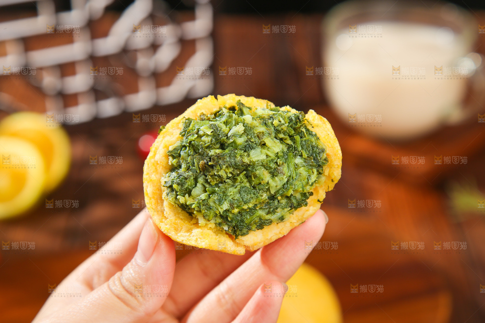 深底上的荠菜团子