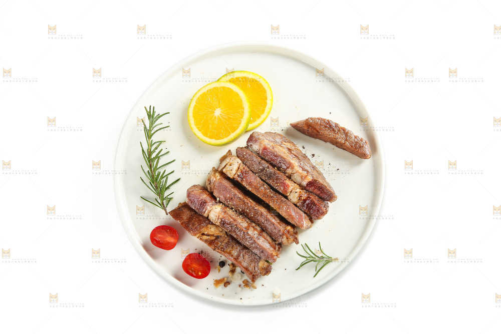 白底上的新鲜牛排