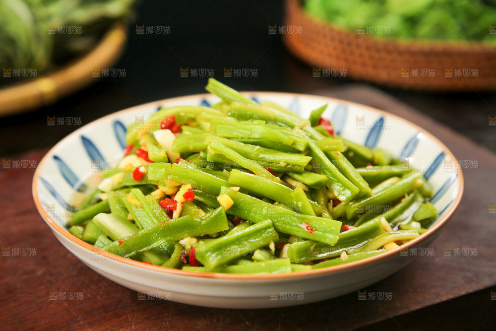 盘子里的凉拌贡菜
