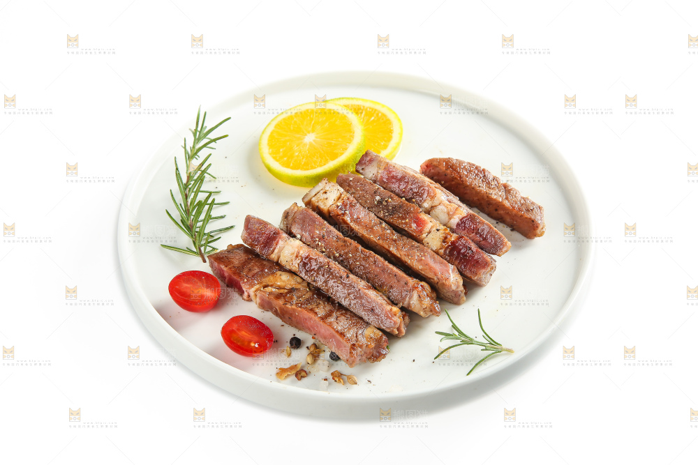 白底上的新鲜牛排