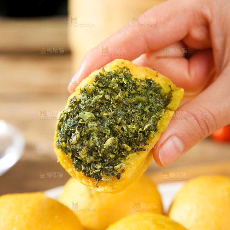 深底上的荠菜团子