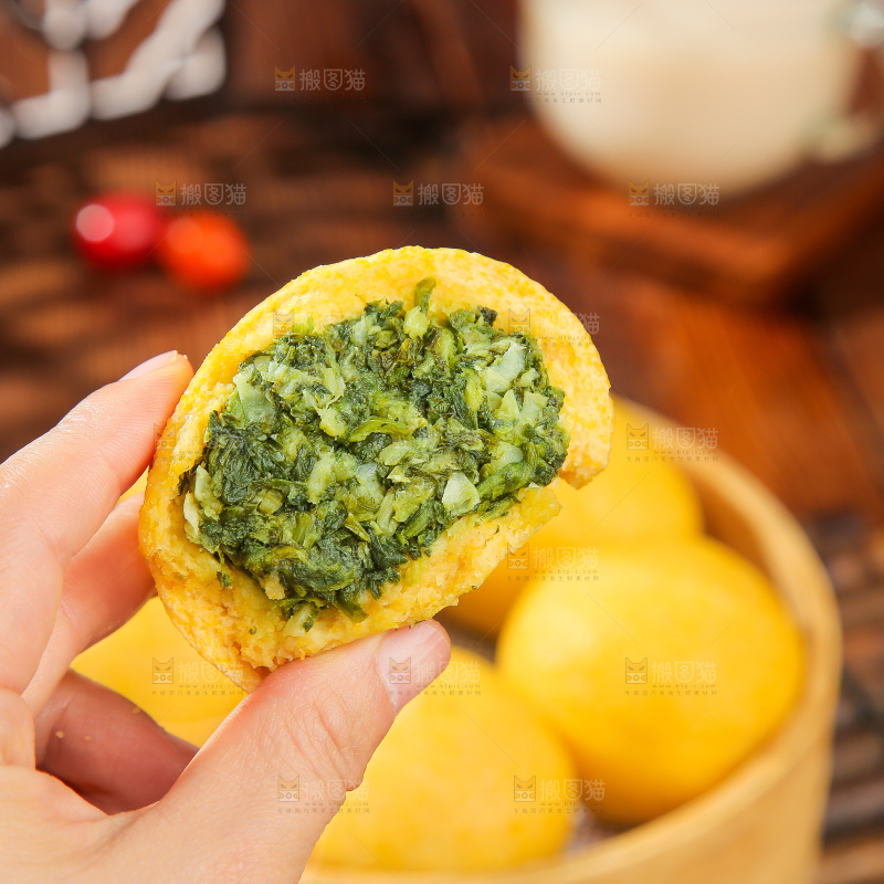 深底上的荠菜团子