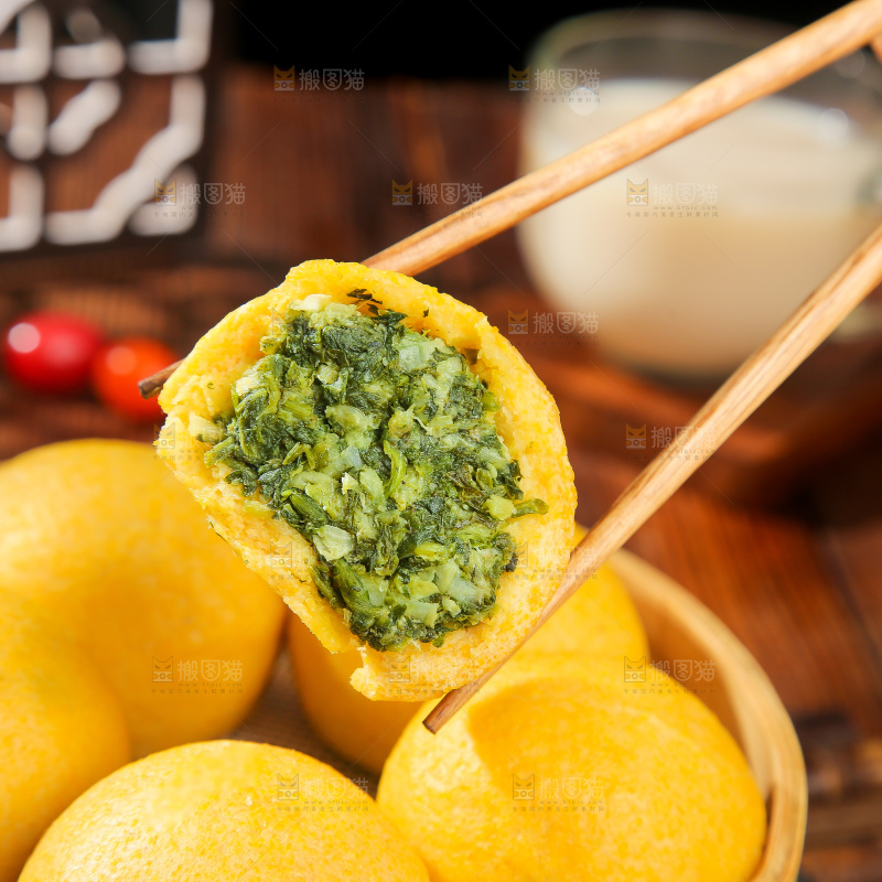深底上的荠菜团子