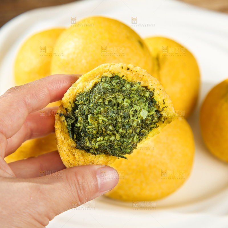深底上的荠菜团子