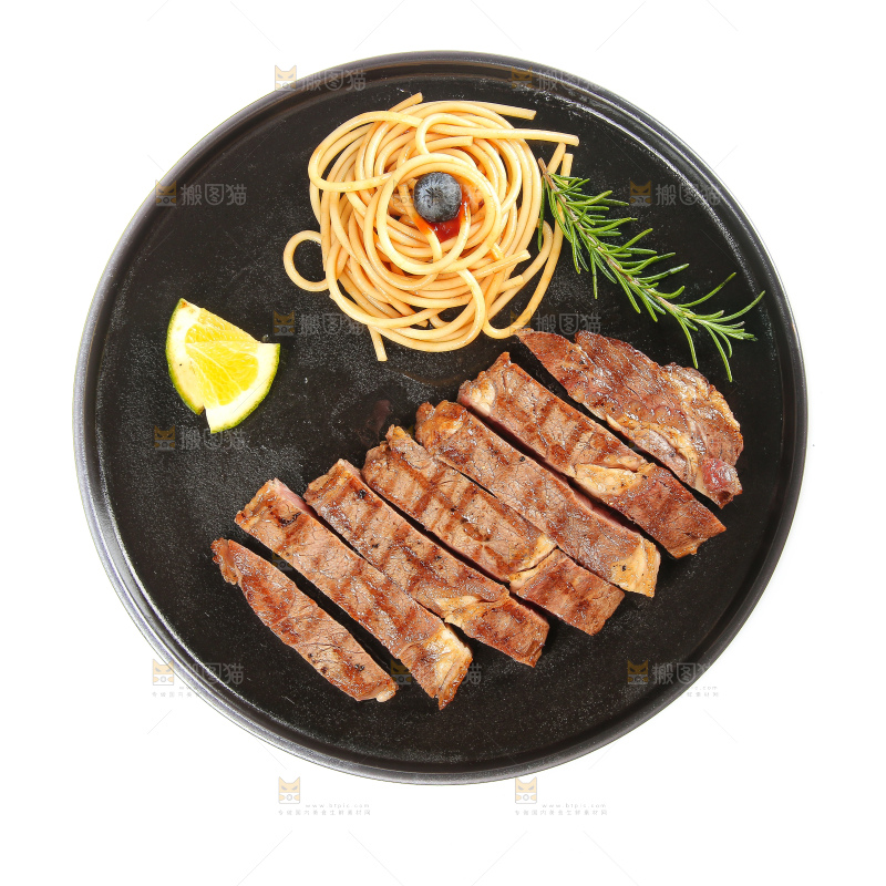 白底上的新鲜牛排