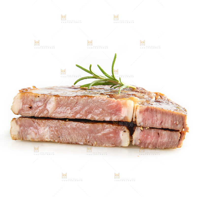 白底上的新鲜牛排