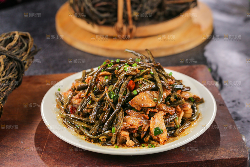 盘子里的干豆角炒肉