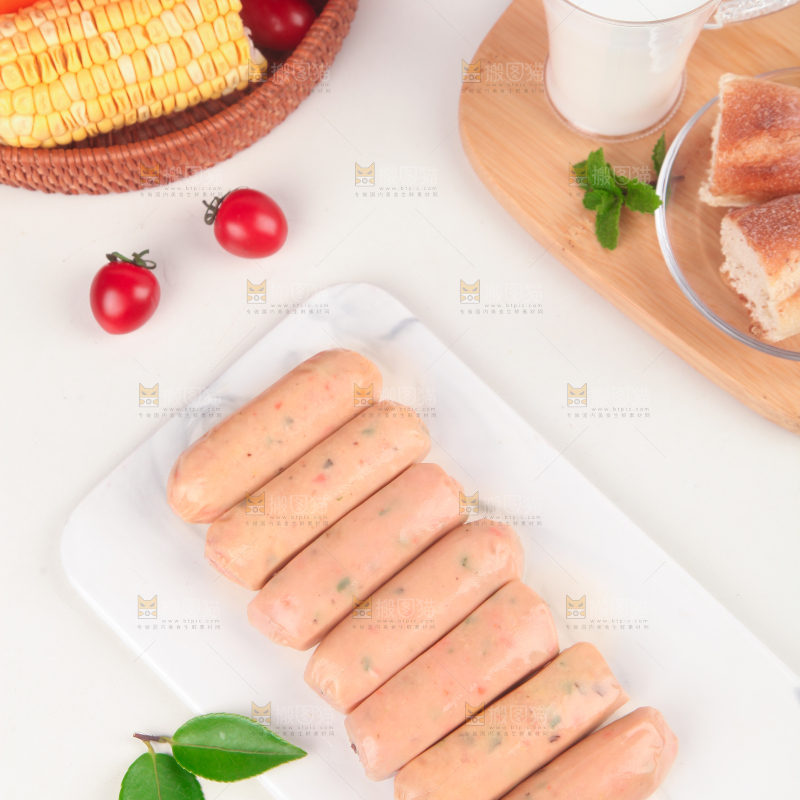 浅底上的膳食烤肠