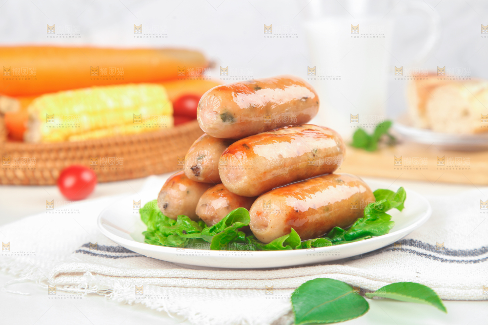 浅底上的膳食烤肠