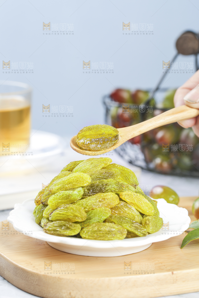 浅底上的绿葡萄干