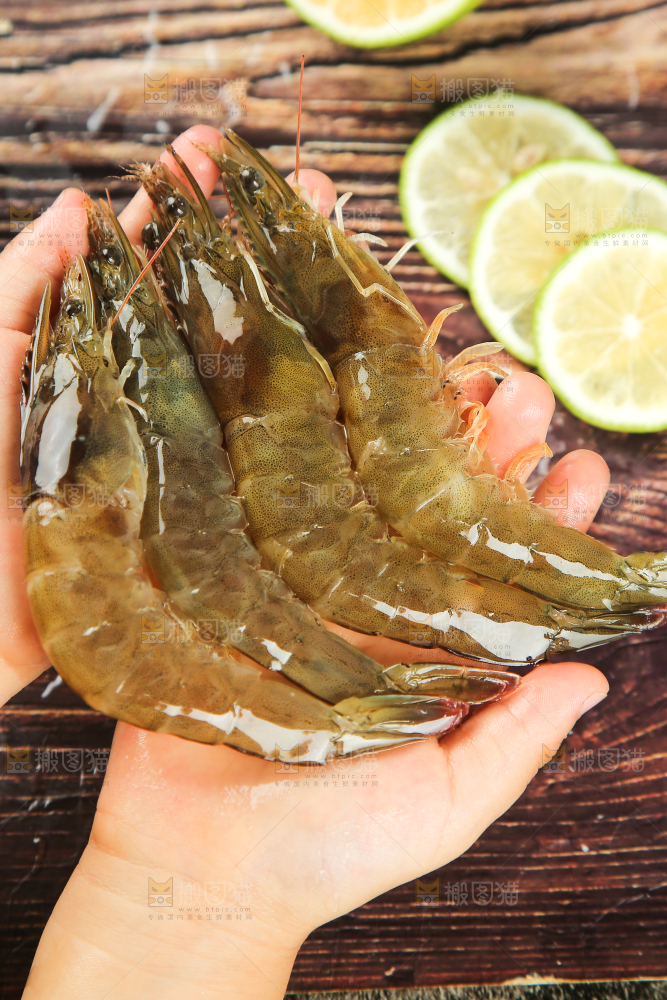 手里拿着青岛大虾