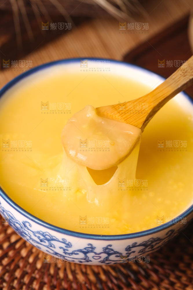 深底上的小米粥