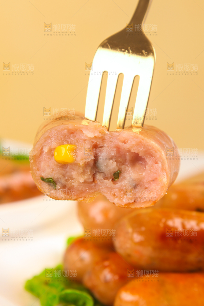 浅底上的膳食烤肠
