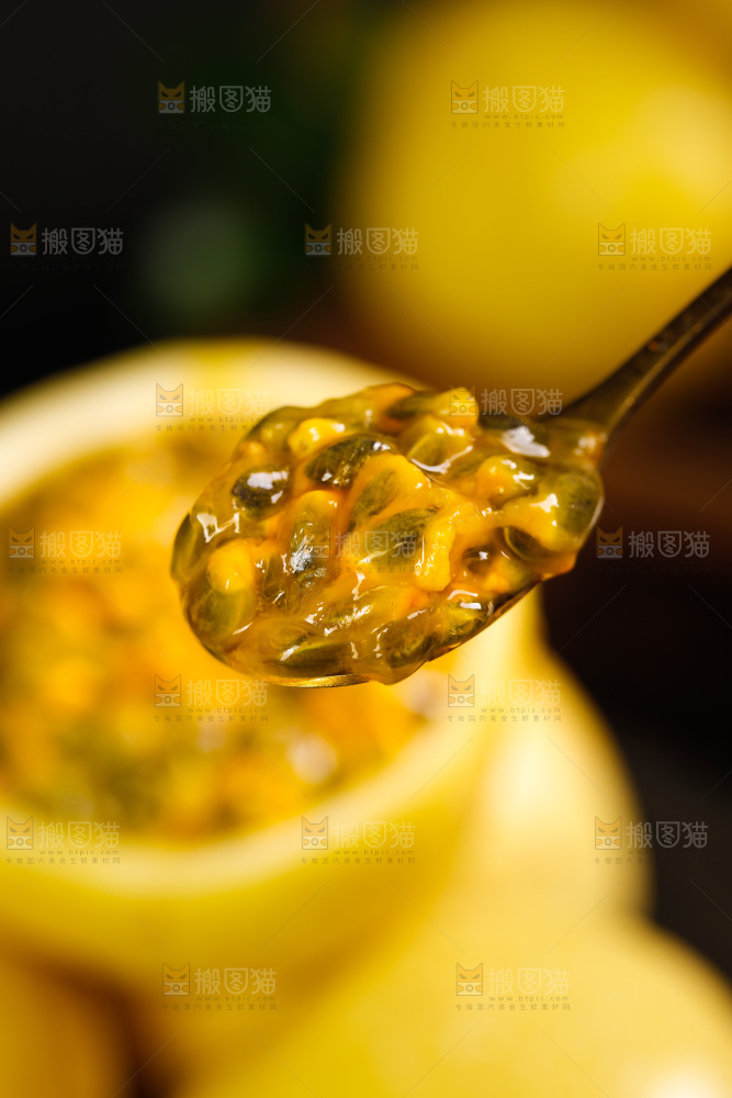 深底上的黄金百香果