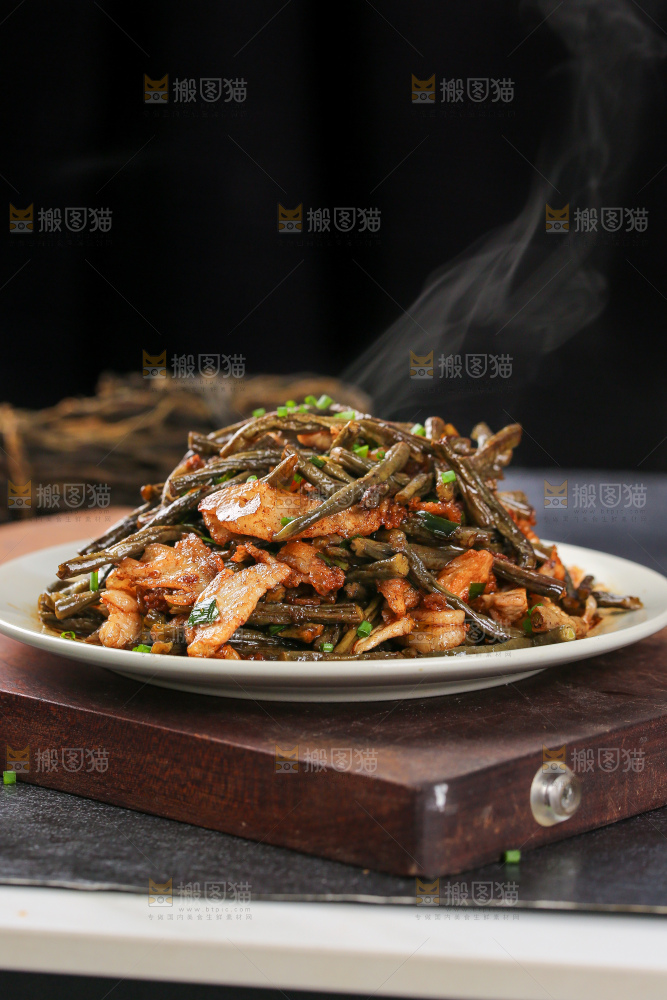 盘子里的干豆角炒肉