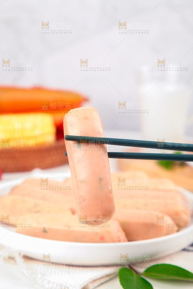 浅底上的膳食烤肠