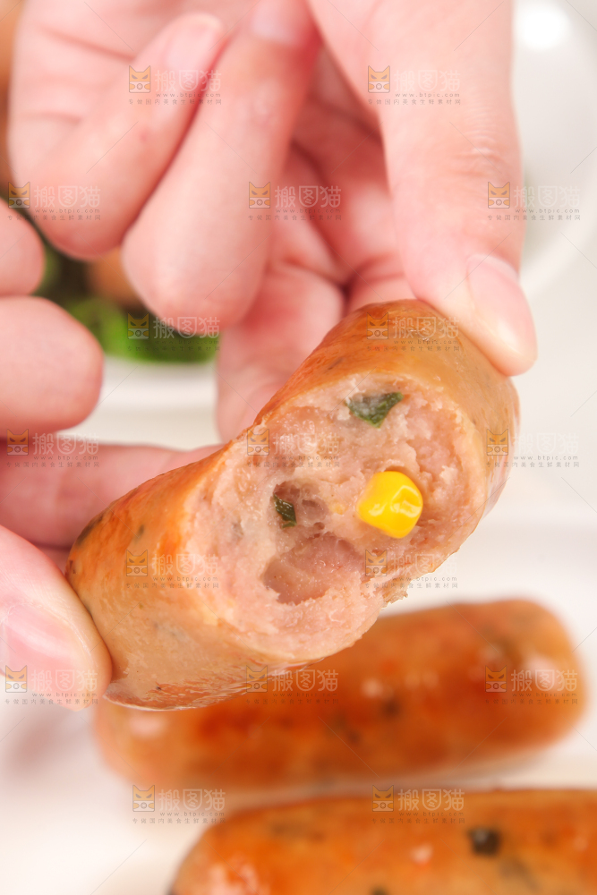 浅底上的膳食烤肠
