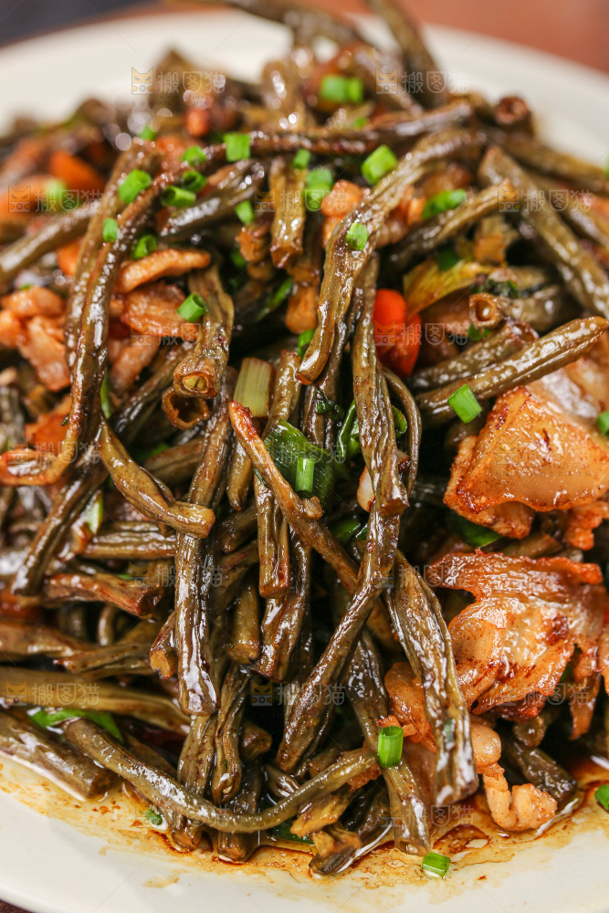 盘子里的干豆角炒肉