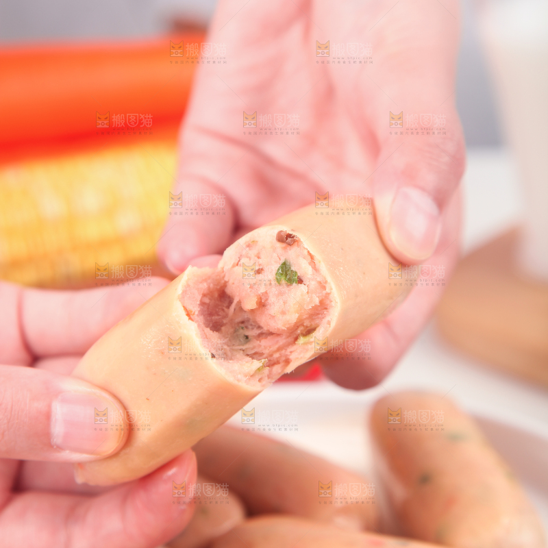 浅底上的膳食烤肠