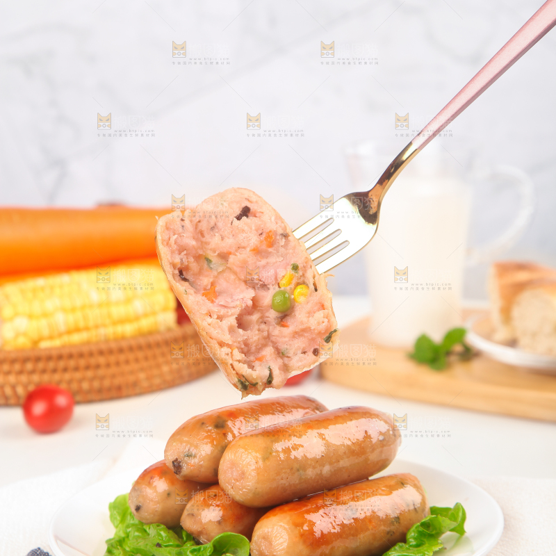 浅底上的膳食烤肠