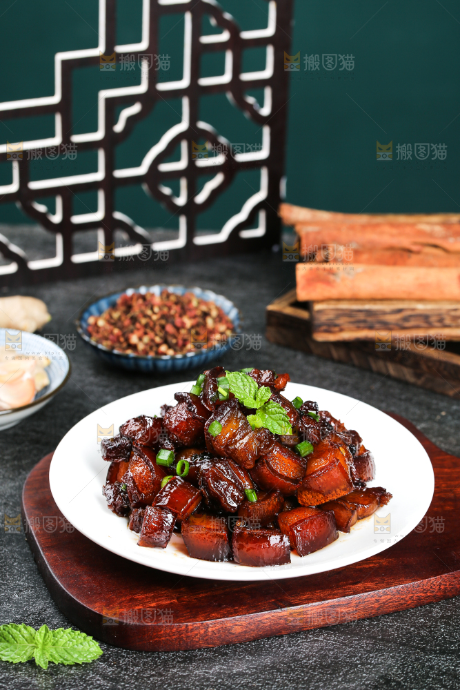 深底上的红烧肉
