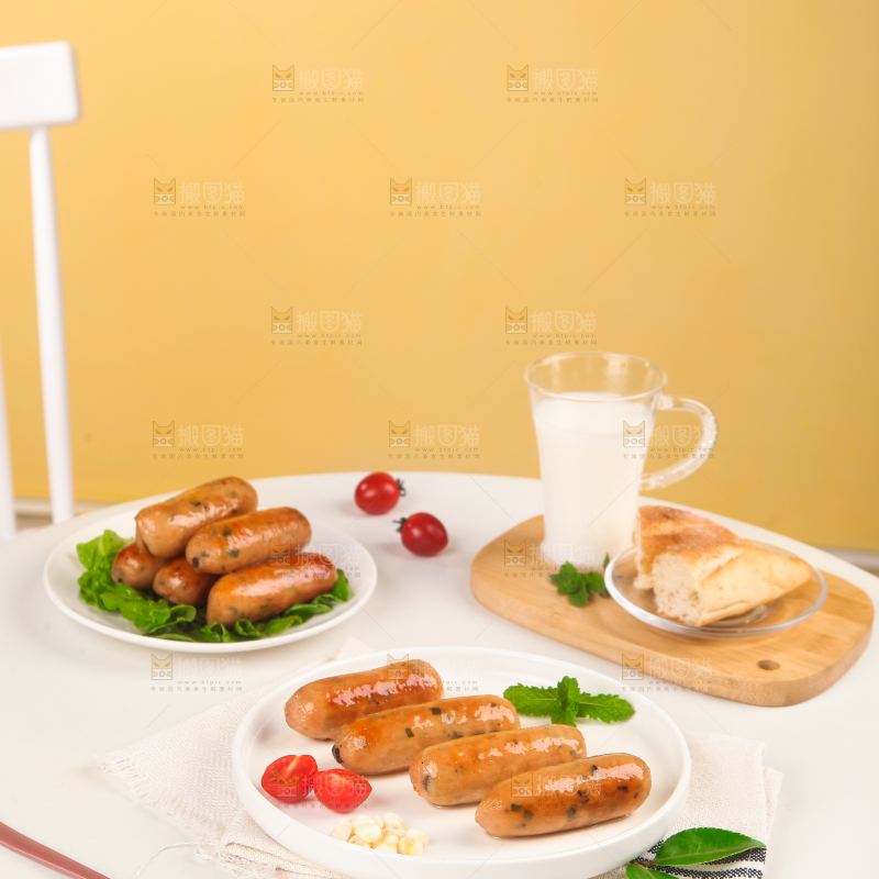 浅底上的膳食烤肠