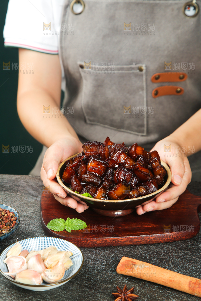 深底上的红烧肉