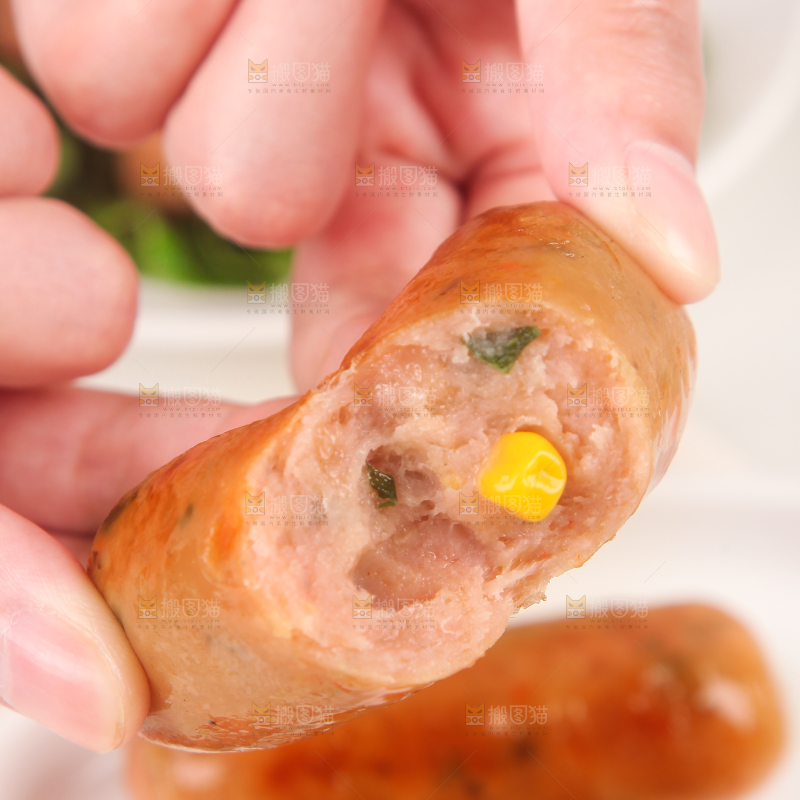浅底上的膳食烤肠