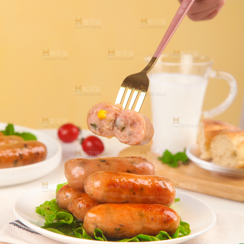 浅底上的膳食烤肠