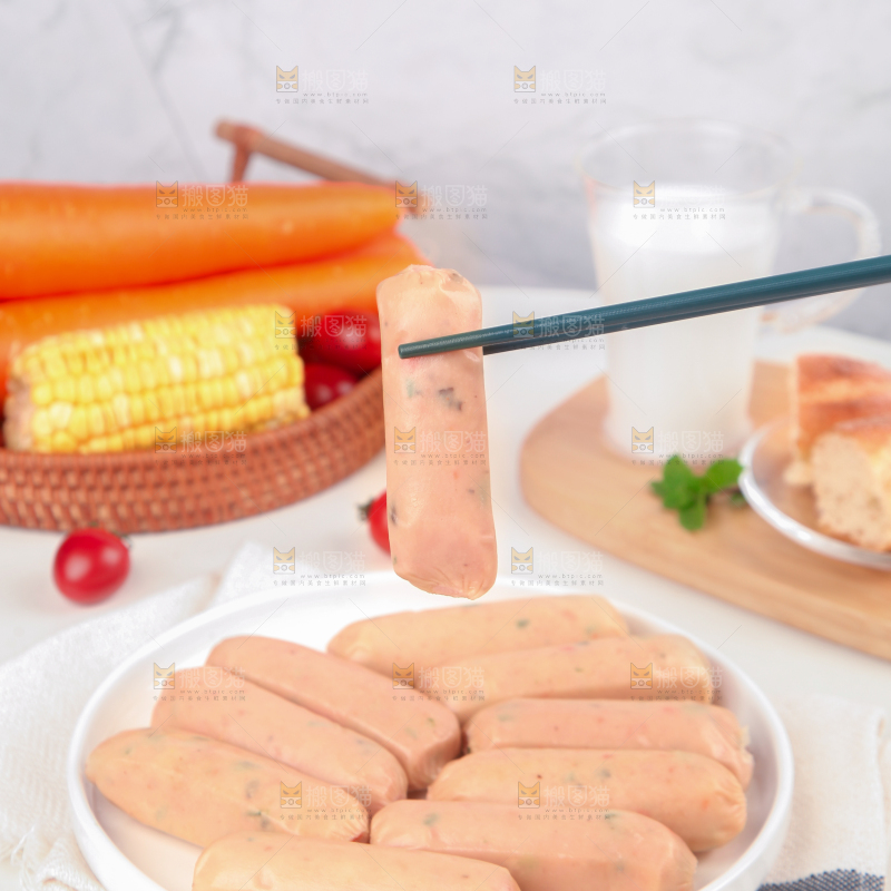 浅底上的膳食烤肠