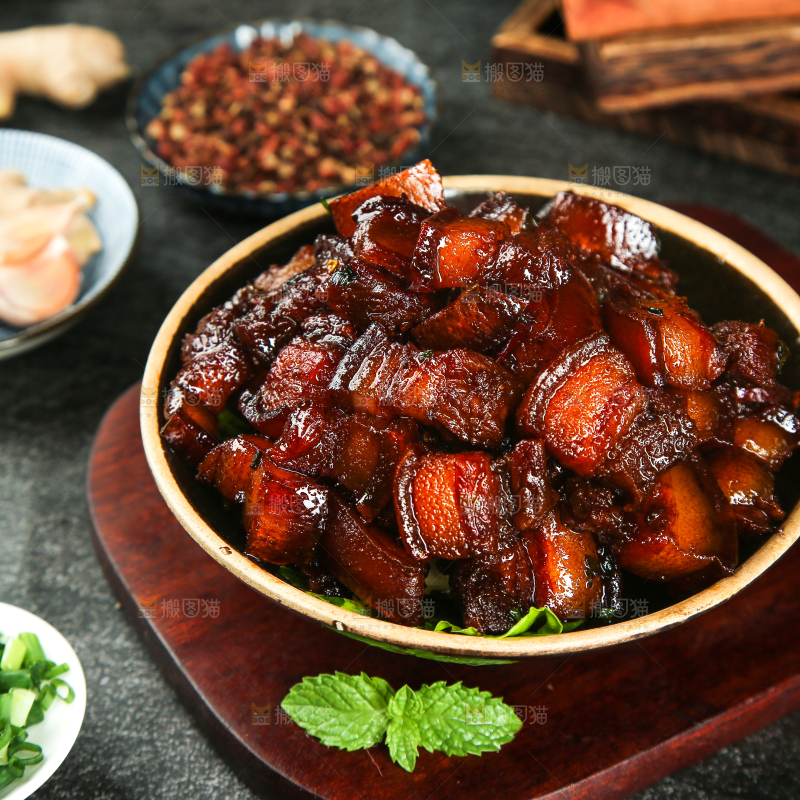 深底上的红烧肉