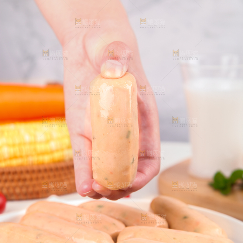 浅底上的膳食烤肠