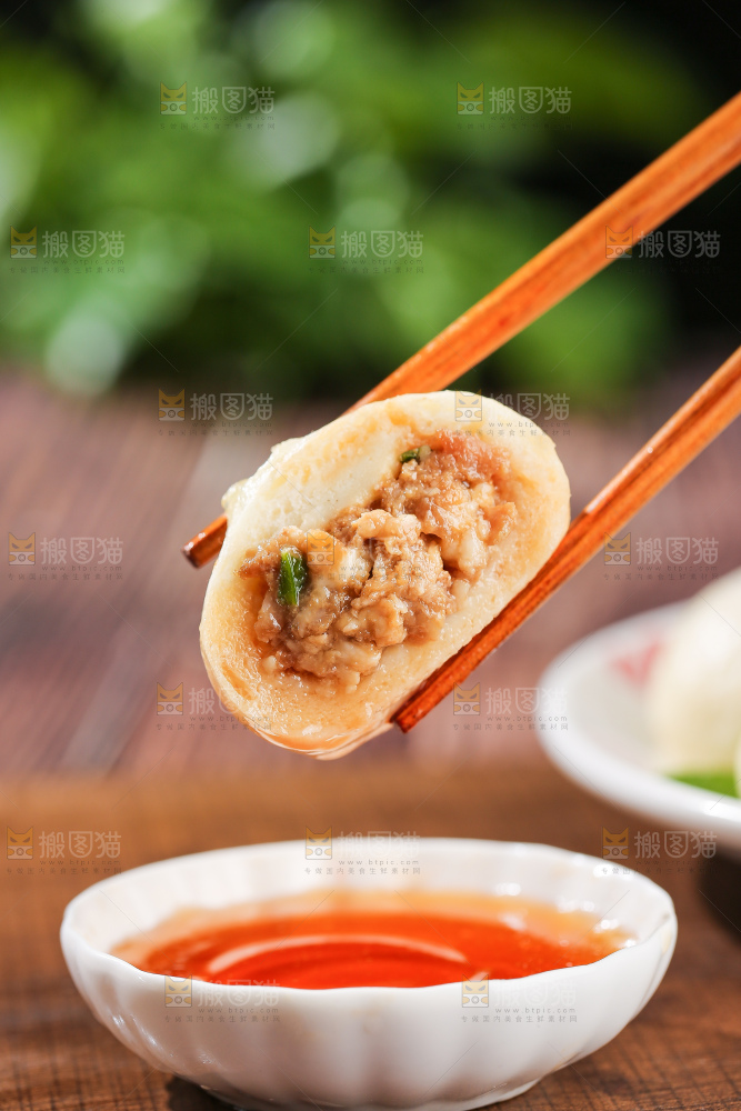 木底上的发面小笼包