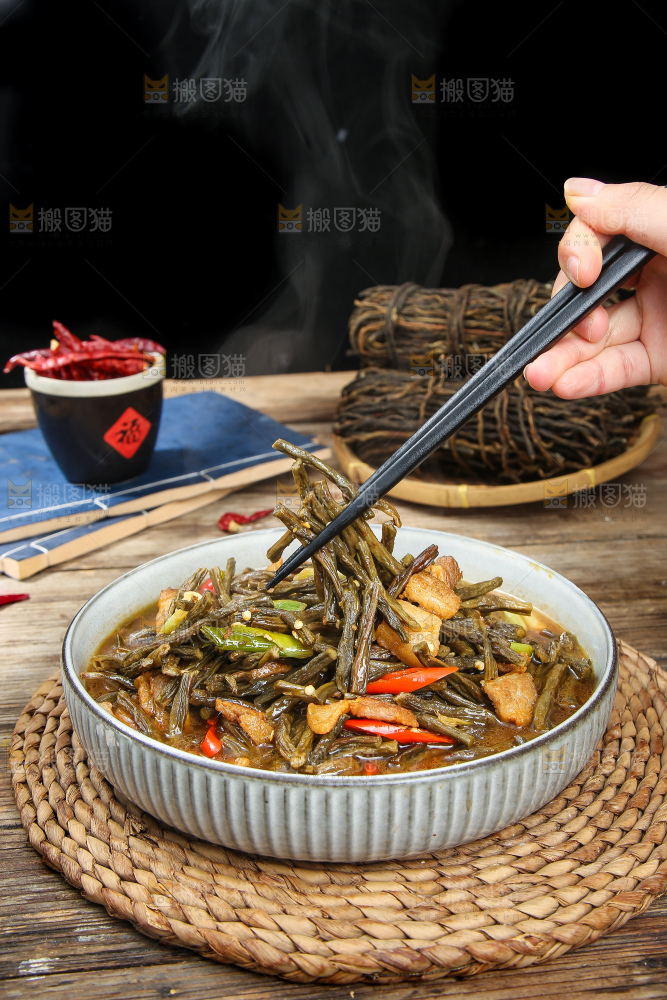 盘子里的干豆角炒肉
