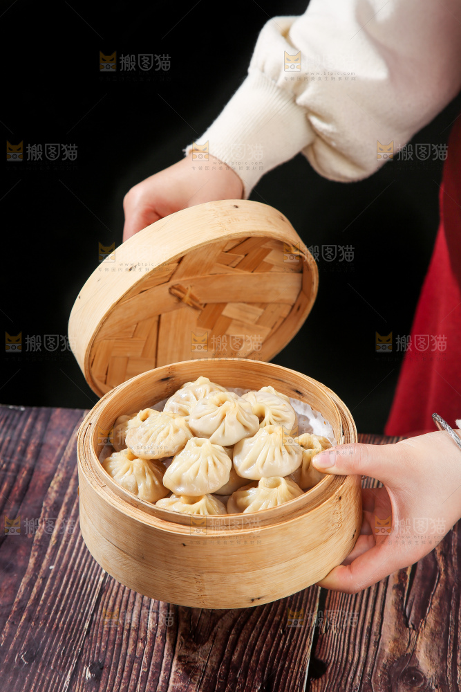 木底上的薄皮小笼包