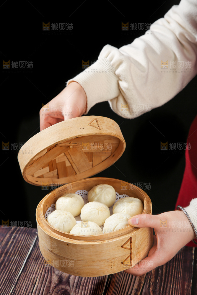 木底上的发面小笼包