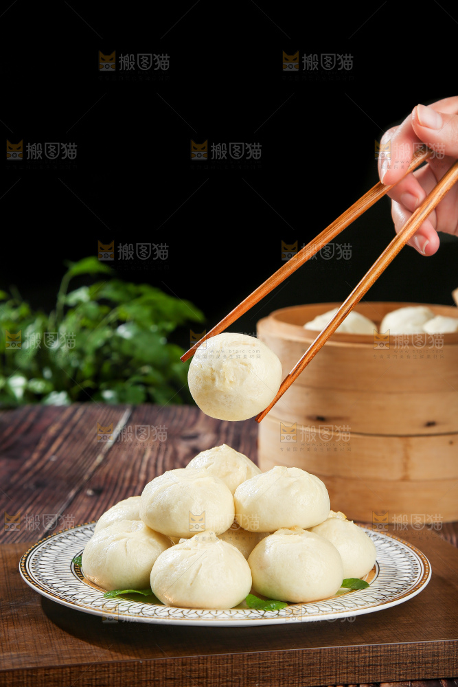 木底上的发面小笼包