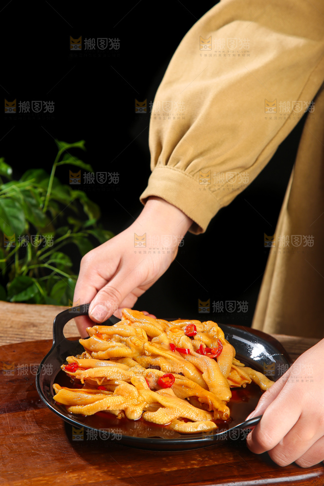 木底上的无骨鸭掌