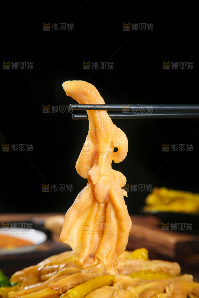 木底上的无骨鸭掌